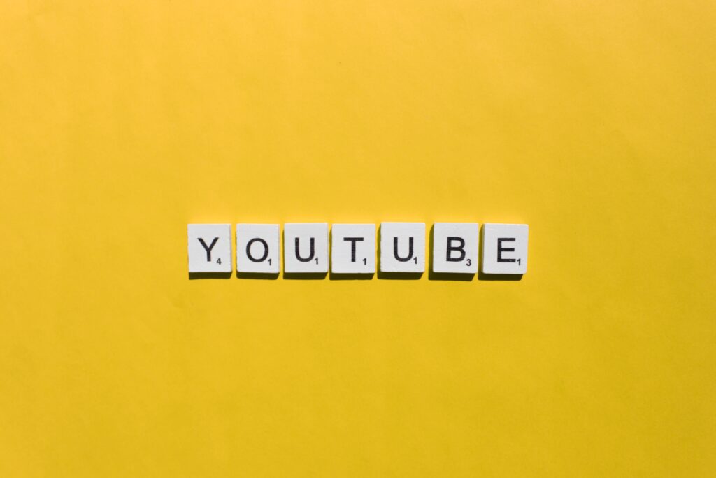 Delegar a edição de vídeos ajuda criadores a produzir mais e melhorar a qualidade dos conteúdos para YouTube.