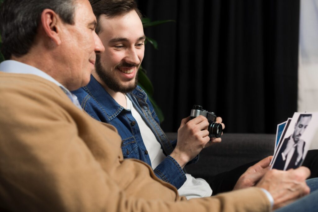 Empresário assistindo a um vídeo no celular, representando o crescimento das empresas que investem em vídeos.