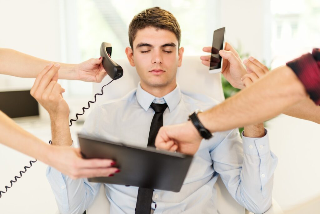 Criadores de conteúdo enfrentam desgaste mental ao produzir vídeos diariamente.