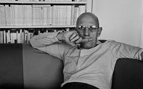 Retrato de Michel Foucault, filósofo francês, conhecido por suas teorias sobre poder, vigilância e sociedade disciplinar.